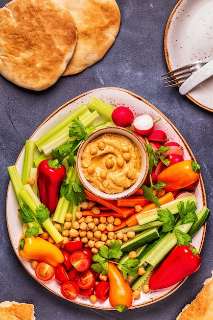 Frisches rohes gemüse auf einer platte mit hummus