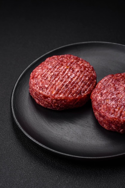Foto frisches rohes hackfleisch-burger-patty mit salz und gewürzen