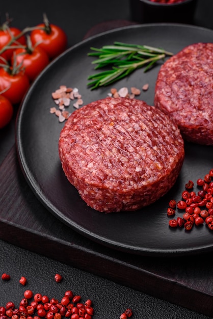 Frisches rohes Hackfleisch-Burger-Patty mit Salz und Gewürzen