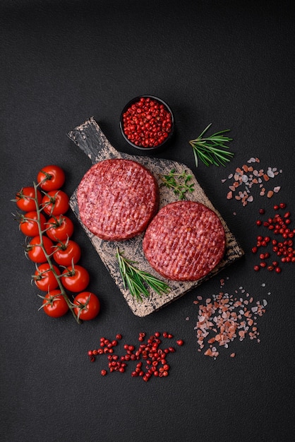 Frisches rohes Hackfleisch-Burger-Patty mit Salz und Gewürzen