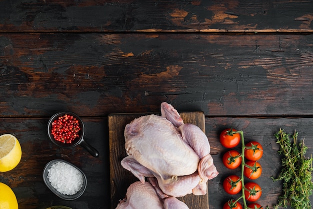 Frisches rohes Hühnerfleisch mit Zutaten, auf altem Holztisch, Draufsicht mit Kopienraum für Text