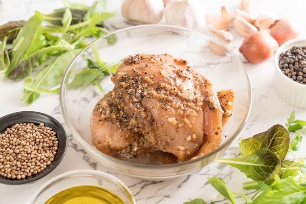 frisches rohes Huhn mit Gewürzen