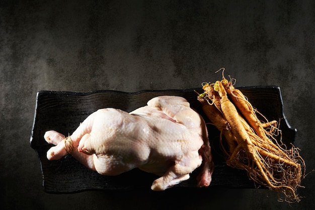 Foto frisches rohes huhn und kräutermedizin