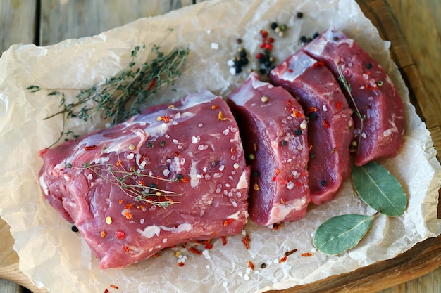 Frisches rohes Kalbfleisch in Papier. Bio-Fleisch gezüchtet.