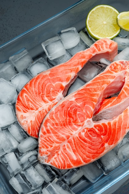 Foto frisches rohes lachs-roter fischsteak