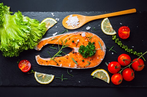 Frisches rohes Lachssteak mit dem Bestandteil vorbereitet für das Kochen