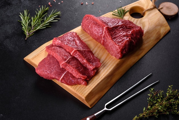 Frisches rohes Rindfleisch für ein köstliches saftiges Steak mit Gewürzen und Kräutern