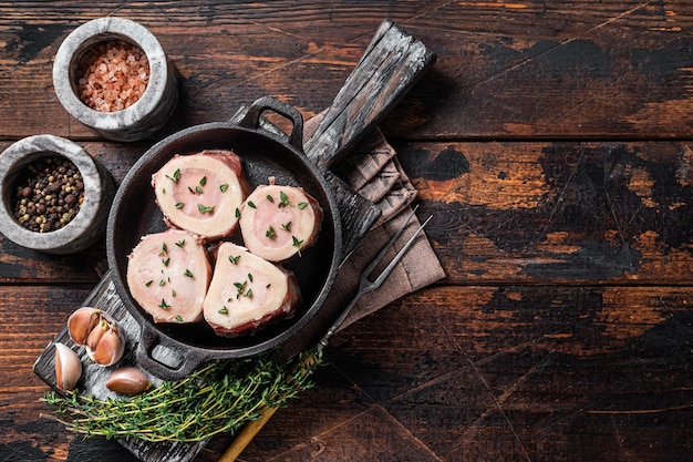 Frisches rohes Rindfleisch Markknochen in der Pfanne zum Kochen von Brühe Holzhintergrund Draufsicht Kopierbereich