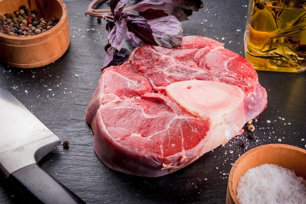 Frisches rohes Rindfleisch mit Gewürzen