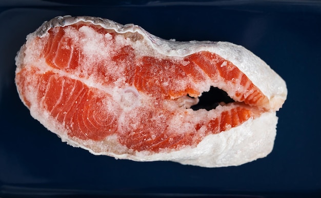 Frisches rohes rotes Lachssteak mit großem grobem rosafarbenem Salz, das zum Grillen zubereitet wird Gesunde Meeresfrüchte Gesundes Essen