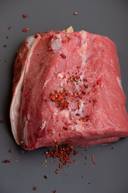 Frisches rohes Schweine- und Rindfleisch. Stück frisches rotes Fleisch. Ein großes Stück Frischfleisch liegt auf einem Schneidebrett. Ein Stück frisches Rindfleisch.