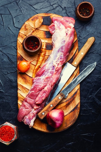 Frisches rohes Schweinefilet und gewürzte Zutaten