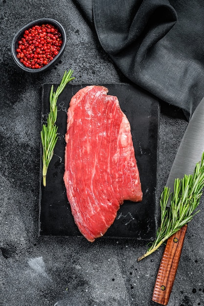 Frisches rohes Steak mit Gewürzen auf dem Tisch