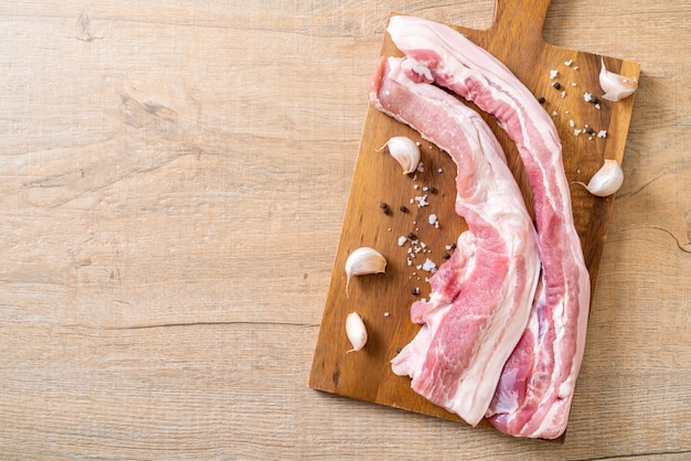 frisches rohes streifiges Schweinefleisch