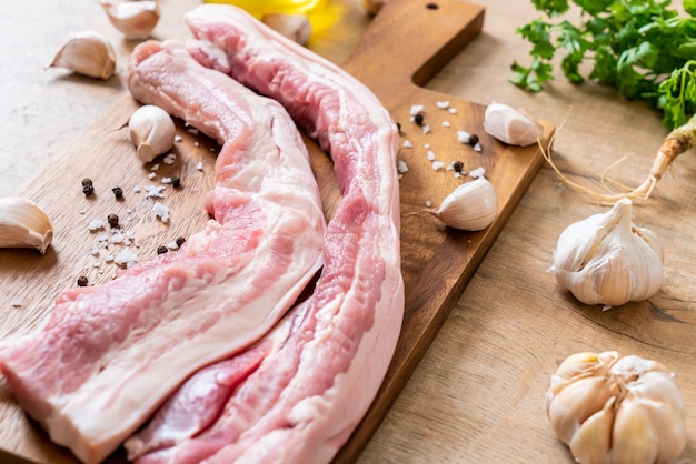 frisches rohes streifiges Schweinefleisch