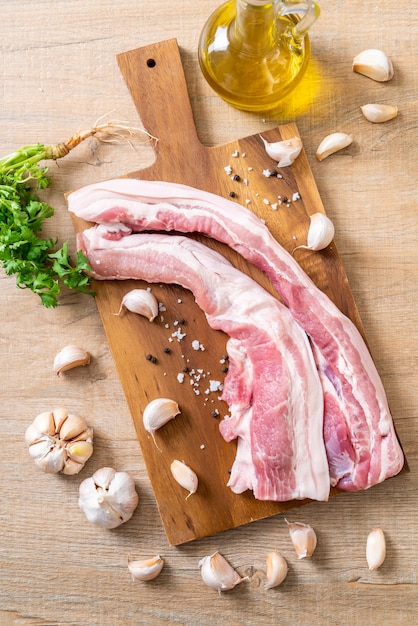 frisches rohes streifiges Schweinefleisch