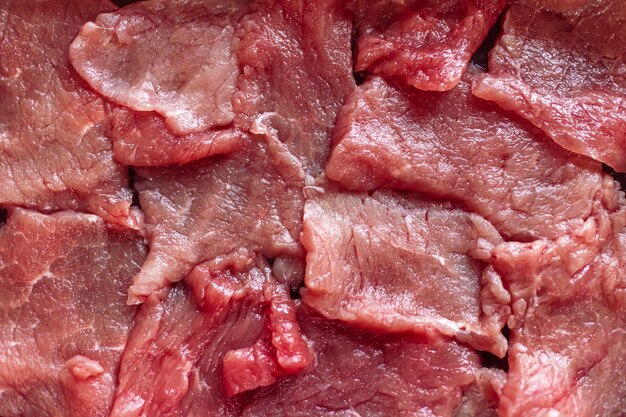 Frisches rot geschnittenes Rindfleisch mit selektiver Fokussierung für Kochkoch