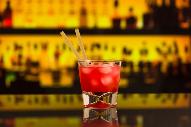 Foto frisches rotes cocktail am barzähler