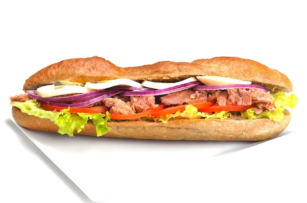 Foto frisches sandwich hautnah mit gemüse und fleisch fisch isoliert auf weißem hintergrund