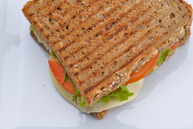 Frisches Sandwich hautnah mit Gemüse und Fleisch Fisch isoliert auf weißem Hintergrund