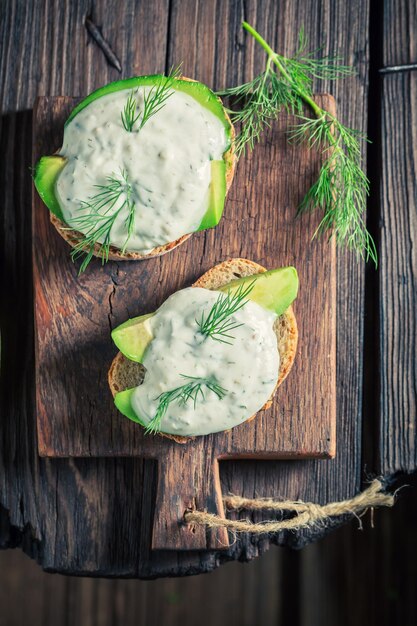 Frisches Sandwich mit Avocado-Dill und Tzatziki-Sauce