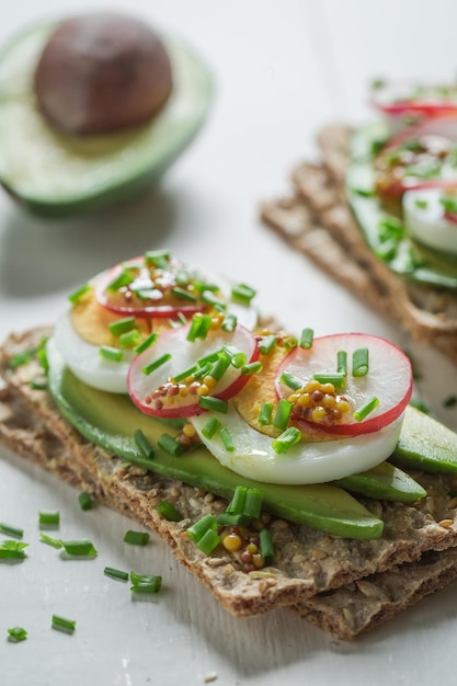 Frisches Sandwich mit Avocado-Rettich und Eiern