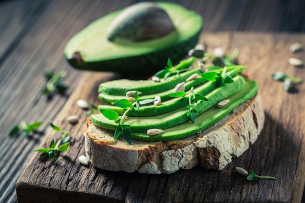 Frisches Sandwich mit Avocado und Kräutern und Samen