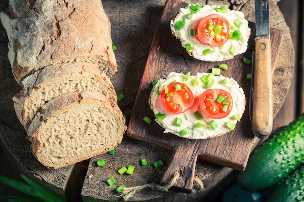 Frisches Sandwich mit Quarkkirschtomaten und Schnittlauch