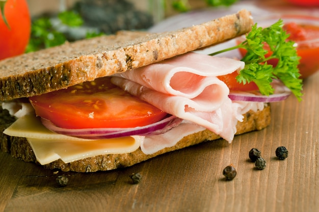 Frisches Sandwich mit Schinken und Tomate