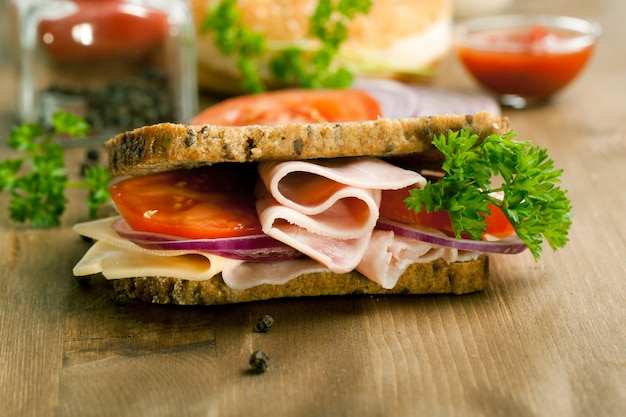 Foto frisches sandwich mit schinken und tomate