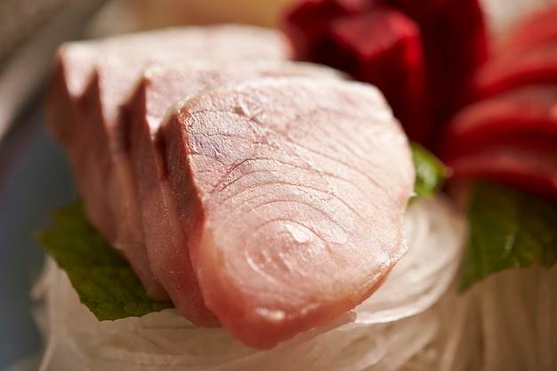 Foto frisches sashimi auf einem teller