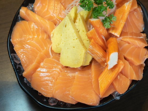 Frisches Sashimi-Lachsfilet mit Tamakoyaki in einer Schüssel Japanisches Gericht