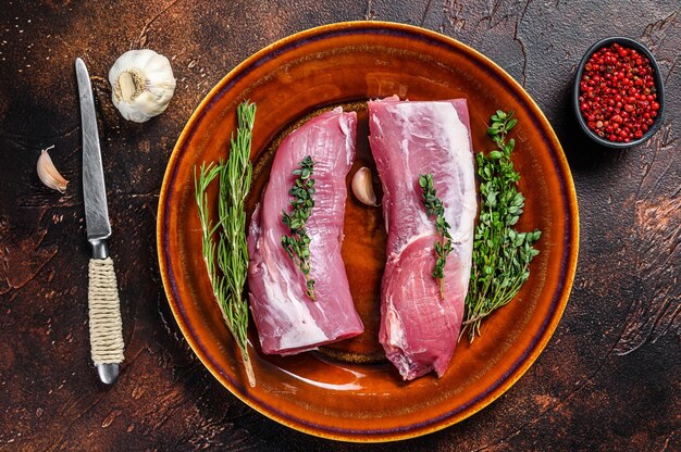 Frisches Schweinefiletfleisch mit Rosmarin und Thymian.