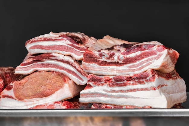 Frisches Schweinefleisch Rohes Fleisch in der Metzgerei Verkauf von Fleisch und Halbfabrikaten Schweinefleisch