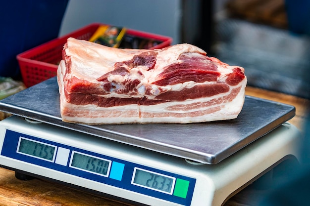 Frisches Schweinefleisch Rohes Fleisch in der Metzgerei Verkauf von Fleisch und Halbfabrikaten Schweinefleisch