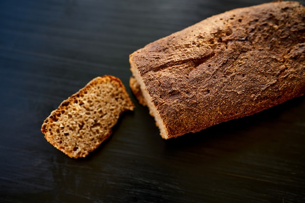 Frisches selbstgebackenes Roggenbrot hefefrei