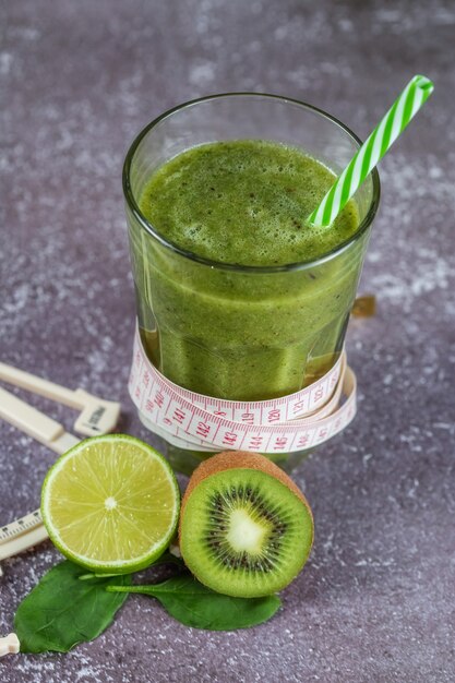 Frisches Smoothie-Getränk in einem hohen Glas mit einem Zentimeter und einem Messschieber