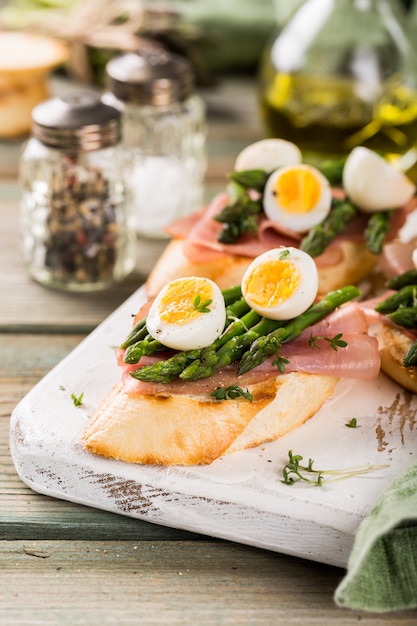 Frisches Soutwich mit Schinken, Spargel und Wachteleiern