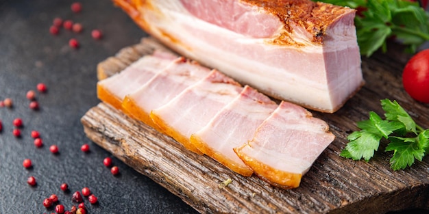 Frisches Speck-Schweinefleisch-Stückfett mit Fleischmahlzeit-Snack auf dem Tischkopierraum-Essen