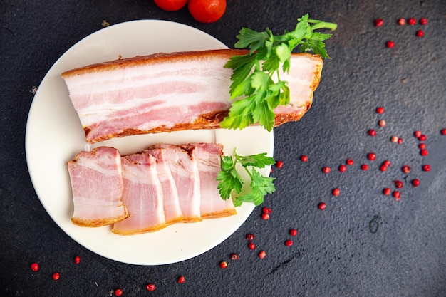 Frisches Speck-Schweinefleisch-Stückfett mit Fleischmahlzeit-Snack auf dem Tischkopierraum-Essen