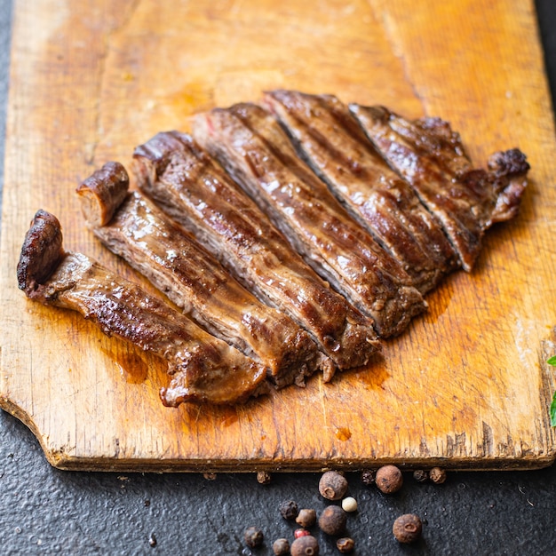 frisches Steak Rindfleisch saftig gegrilltes Fleisch Grillportion BBQ auf dem Tisch gesundes Essen Mahlzeit Snack