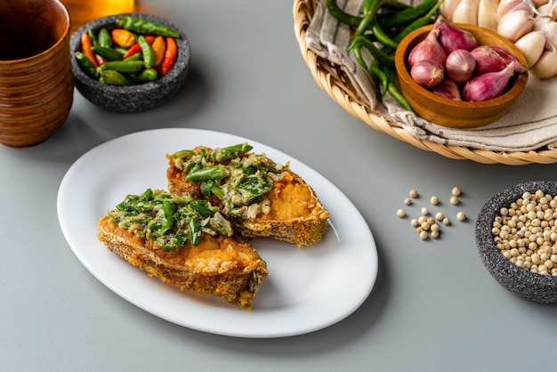 Frisches Stück frittierter Makrelenfisch mit Sambal Ijo