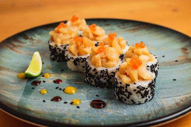 Frisches Sushi rollt auf einem blauen Teller
