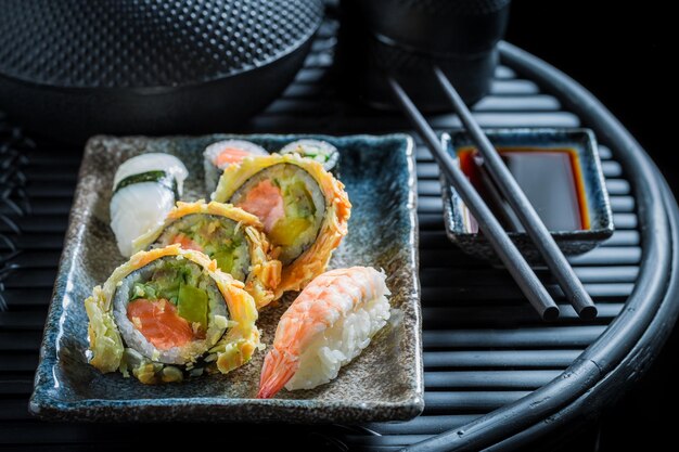 Frisches Sushi-Set mit Garnelen und Reis