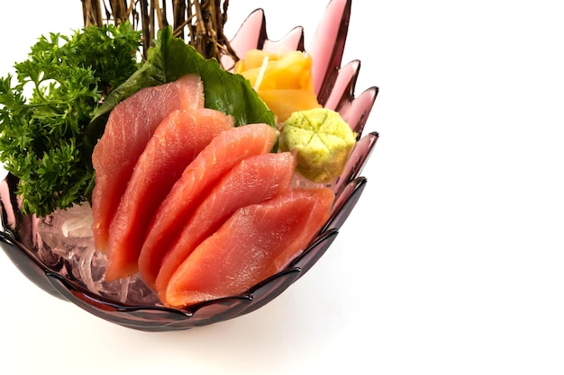 Frisches Thunfisch-Sashimi, japanisches Essen auf dem Tisch des Restaurants, isoliert auf weißem Hintergrund, Essen im traditionellen japanischen Stil