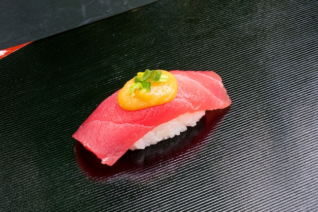 frisches Thunfisch-Sushi