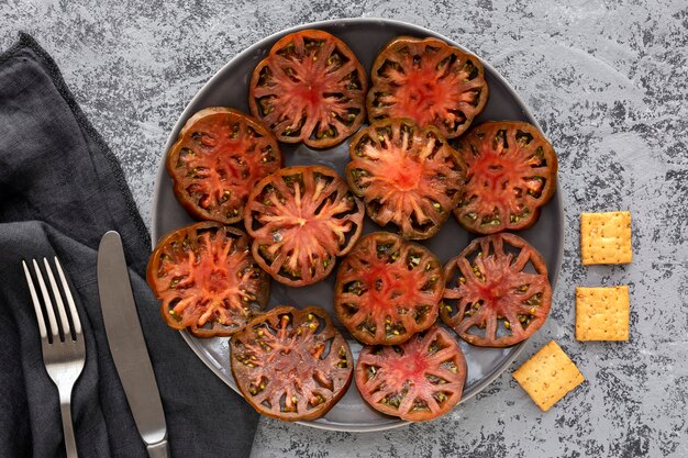 Frisches Tomatencarpaccio mit Olivenöl