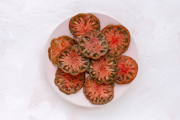 Frisches Tomatencarpaccio mit Olivenöl