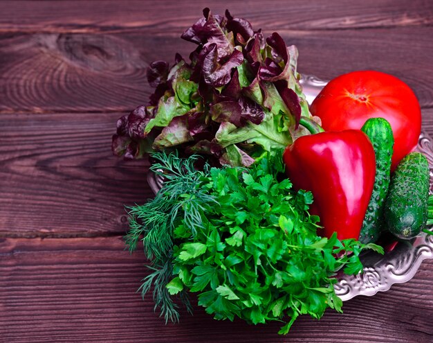 Frisches Tomatengemüse, roter Pfeffer und Petersilie