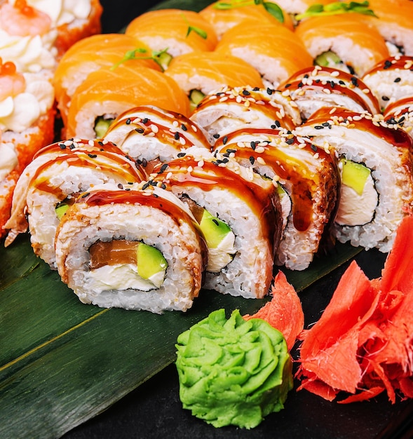 Frisches traditionelles japanisches Sushi-Essen auf großer Platte